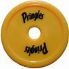 gele jeton met rond gat in het midden en zwarte opdruk van logo Pringles